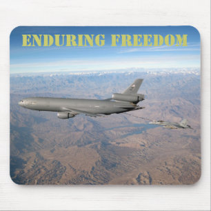 Enduring Freedom een KC-10 tankt een FA-18 Mousepa Muismat