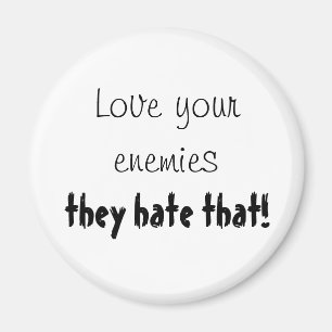 Enemy citeert hilarische gezegden op keukenmagnete magneet