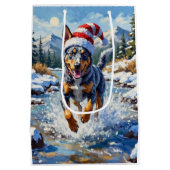 Energetic Blue Heeler Dog Winter Creek Christmas Medium Cadeauzakje (Achterkant)