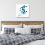Energetische skiër in een blauw jasje – Spannende  Canvas Afdruk (Insitu (Slaapkamer))