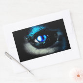 Eng blauw oog dat uit het donker staart rechthoekige sticker (Envelop)