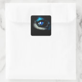 Eng blauw oog dat uit het donker staart vierkante sticker (Tas)