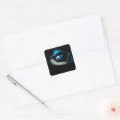 Eng blauw oog dat uit het donker staart vierkante sticker (Envelop)