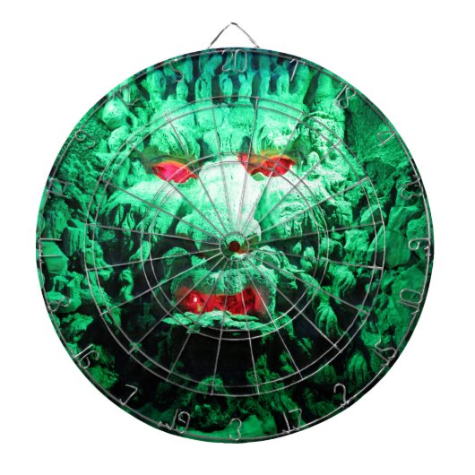 Eng masker gezicht in rotswand dartbord (Voorkant)