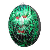 Eng masker gezicht in rotswand dartbord (Voorkant Rechts)