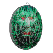 Eng masker gezicht in rotswand dartbord (Voorkant Links)