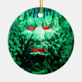 Eng masker gezicht in rotswand keramisch ornament
