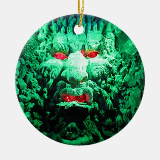 Eng masker gezicht in rotswand keramisch ornament (Voorkant)