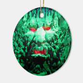 Eng masker gezicht in rotswand keramisch ornament (Links)
