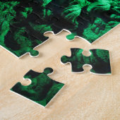 Eng masker gezicht in rotswand legpuzzel (Zijkant)