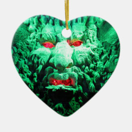 Eng maskerachtig gezicht in rotswand keramisch ornament