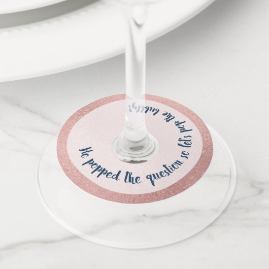 Engagement Party: Hij heeft het Roos Gold voor de  Wijnglaslabel (Dichtbij)