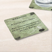 Enge Halloween die een heks waarschuwt woont hier Kartonnen Onderzetters (Schuin)