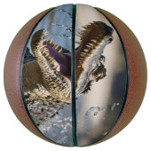 Enge kaken: Australische krokodil springt Basketbal (Verticaal)