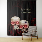 Enge rode bloemendonkere humeurige gothic schedel wandkleed (In situ)