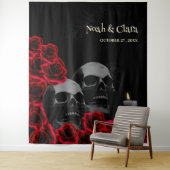 Enge rode bloemengotische schedel en Rozen Hallowe Wandkleed (In situ)