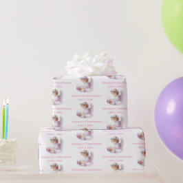 Engel die toeziet op de doop van een babymeisje cadeaupapier