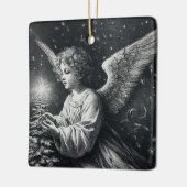 Engel en kerstboom in zwart en wit keramisch ornament (Links)