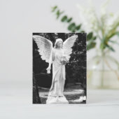 Engel met bloemen zwart-wit fotografie  briefkaart (Staand voorkant)