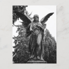 Engel met gespreide vleugels met een bloem briefkaart