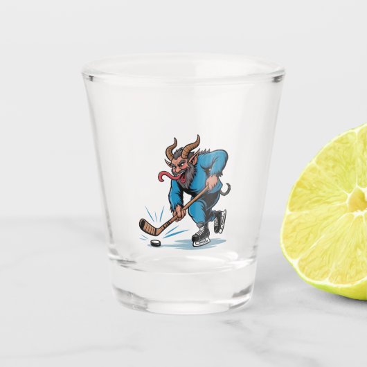 Engelachtige Krampus die ijshockey speelt met Kers Shot Glas (Voorkant)