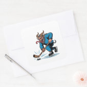 Engelachtige Krampus die ijshockey speelt met Kers Vierkante Sticker (Envelop)