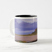 Engeland, Northumberland, Bamburgh Castle Tweekleurige Koffiemok (Voorkant links)