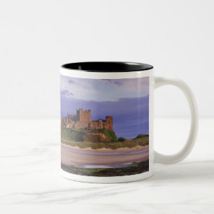 Engeland, Northumberland, Bamburgh Castle Tweekleurige Koffiemok