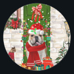 Engels Bulldog Christmas Ronde Sticker<br><div class="desc">De Engelse Bulldog Kerstmis die buiten het decoratieve huis met kerstmis zit,  is een perfect kerstcadeauidee voor hondenliefhebbers.</div>