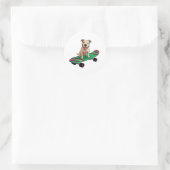 Engelse Bull Terrier op een Skateboard Ronde Sticker (Tas)