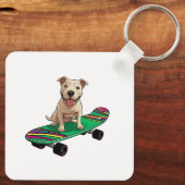 Engelse Bull Terrier op een Skateboard Sleutelhanger (Achterkant)