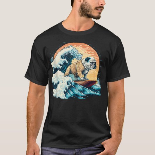 Engelse Bulldog die surft op de Grote Golf van T-shirt (Voorkant)