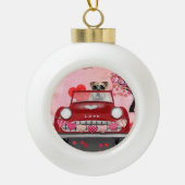 Engelse Bulldog Driving Car with Hearts Valentijn" Keramische Bal Ornament (Voorkant)