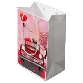 Engelse Bulldog Driving Car with Hearts Valentijn" Medium Cadeauzakje (Achterkant Gekanteld)