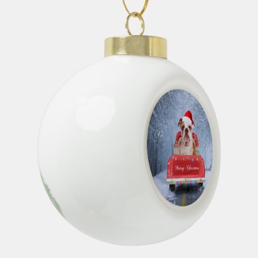 Engelse Bulldog in Snow, die met Kerstmis rondloop Keramische Bal Ornament (Links)