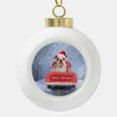Engelse Bulldog in Snow, die met Kerstmis rondloop Keramische Bal Ornament (Voorkant)
