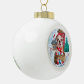 Engelse Bulldog in snow-kersthondenhuis Keramische Bal Ornament (Links)