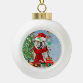 Engelse Bulldog in Snow met kerstcadeaus Keramische Bal Ornament (Voorkant)