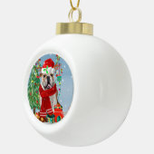 Engelse Bulldog in Snow met kerstcadeaus Keramische Bal Ornament (Rechts)
