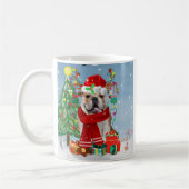 Engelse Bulldog in Snow met kerstcadeaus Koffiemok (Links)