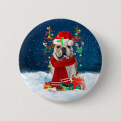 Engelse Bulldog in Snow met kerstcadeaus Ronde Button 5,7 Cm (Voorkant)