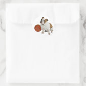 Engelse Bulldog met basketbal Ronde Sticker (Tas)
