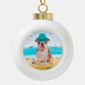 Engelse Bulldog op Beach Keramische Bal Ornament (Voorkant)