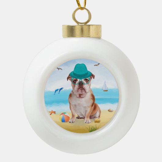 Engelse Bulldog op Beach Keramische Bal Ornament (Voorkant)