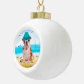 Engelse Bulldog op Beach Keramische Bal Ornament (Rechts)