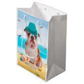 Engelse Bulldog op Beach Medium Cadeauzakje (Voorkant Gekanteld)