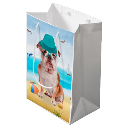 Engelse Bulldog op Beach Medium Cadeauzakje (Voorkant Gekanteld)