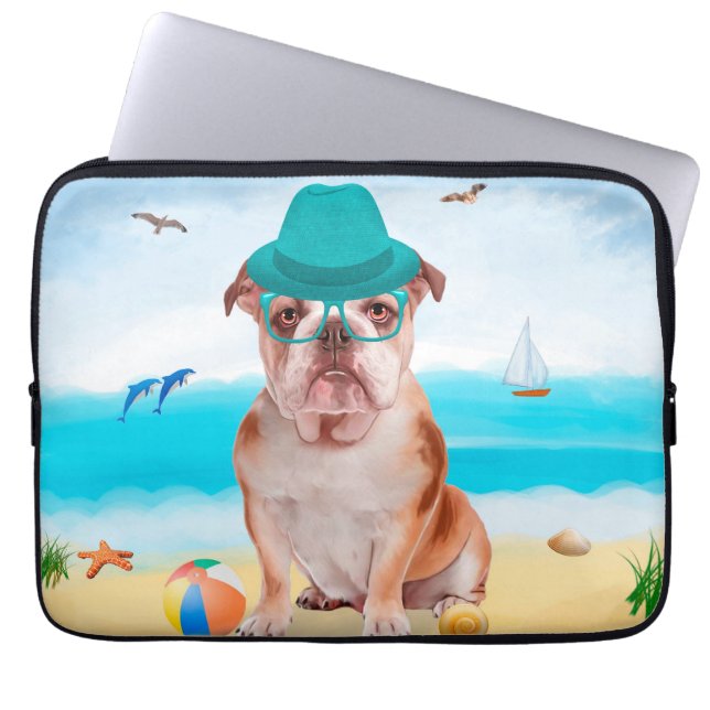 Engelse Bulldog op Strand Laptop Sleeve (Voorkant)