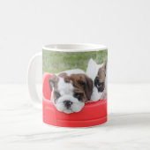 Engelse Bulldog-Puppies in een Wagon Koffiemok (Voorkant links)