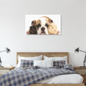 Engelse bulldog puppy (4 maanden oud) en twee guin canvas afdruk (Insitu (Slaapkamer))